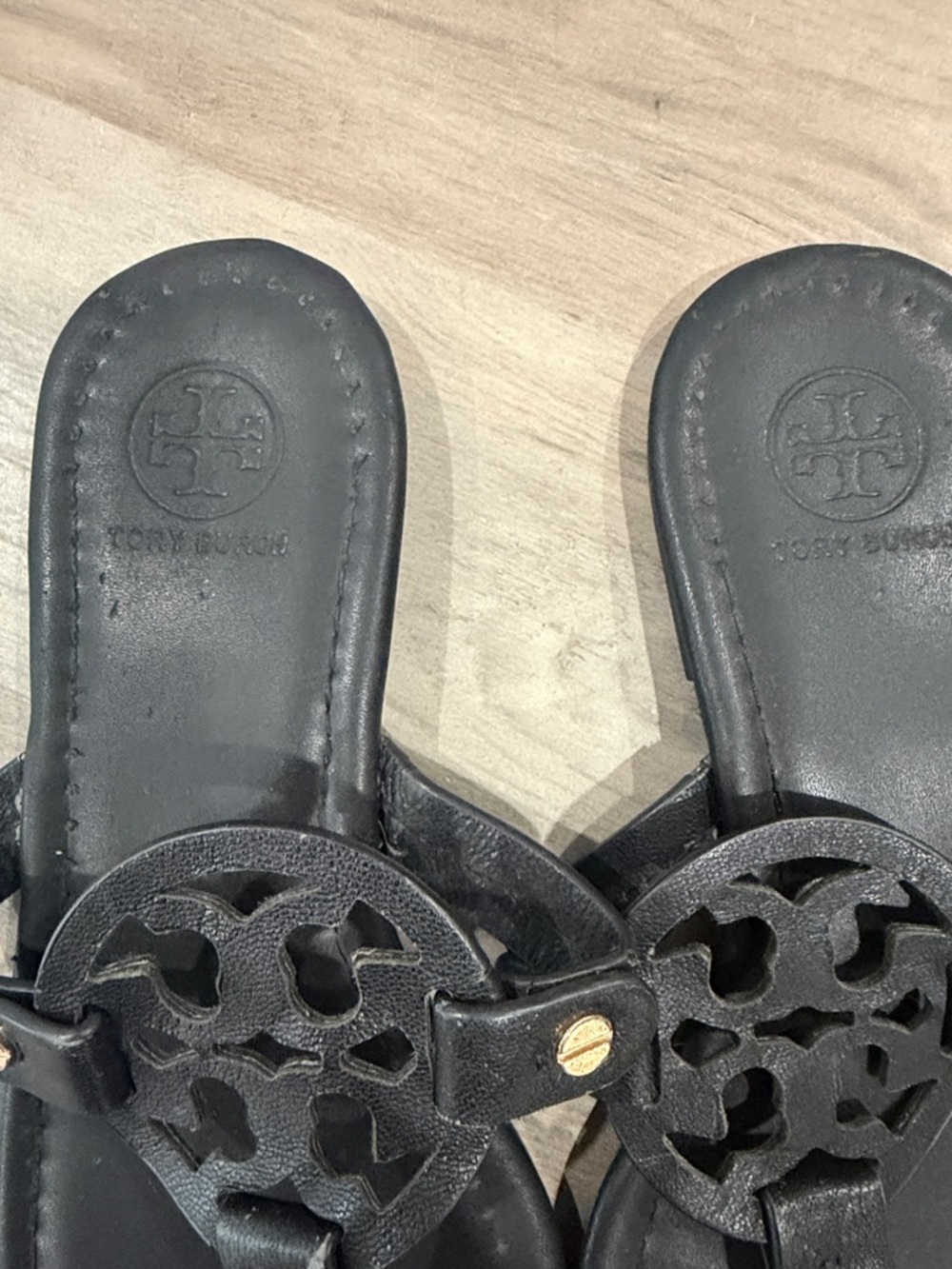 Tory Burch Black Leather Logo Thong Sandals with Gold Studs - Picture 4 of 6